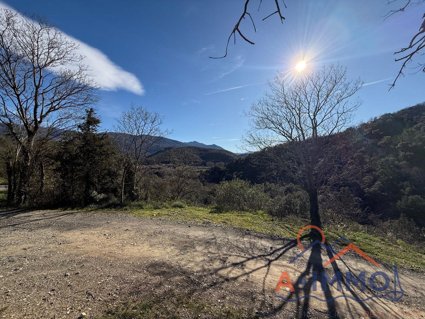 TERRAIN AU CALME AVEC CASOT ET SOURCE